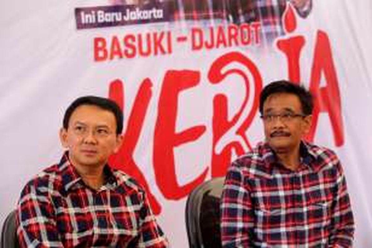 Calon pasangan cagub-cawagub DKI, Basuki Tjahaja Purnama dan Djarot Saiful Hidayat saat menerima pengaduan dari warga di Rumah Lembang, Menteng, Jakarta Pusat, Senin (28/11/2016). Ahok menerima pengaduan warga mengenai permasalahan Ibu Kota setiap pagi dari Senin hingga Jumat di Rumah Lembang, Menteng, Jakarta. 