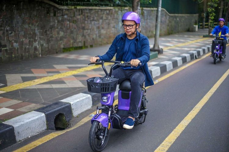 Wali Kota Bogor Bima Arya Sugiarto saat menjajal sepeda listrik di jalur sistem satu arah (SSA), Jumat (23/9/2022).