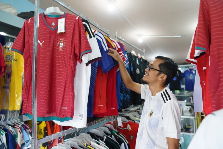 Demam Piala Dunia Dongkrak Penjualan Jersei di Pontianak hingga 5 Kali Lipat
