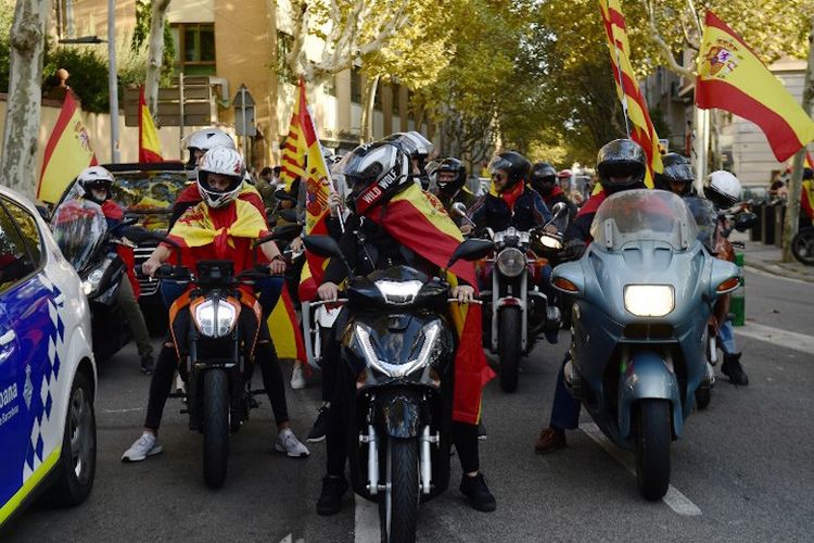 Warga menggunakan kendaraan sepeda motor menggelar demo sambil membentangkan bendera Spanyol dalam demo menyerukan persatuan di Barcelona, Sabtu (28/10/2017). 