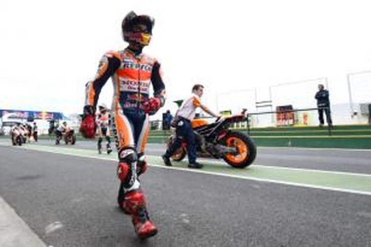 Pebalap Repsol Honda asal Spanyol, Marc Marquez, melangkah di pitlane saat menjalani sesi latihan bebas pertama GP Argentina di Sirkuit Termas de Rio Hondo, Jumat (17/4/2015).