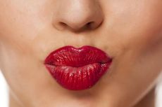 Kenakan Bedak agar Lipstik Awet, Benar atau Salah?
