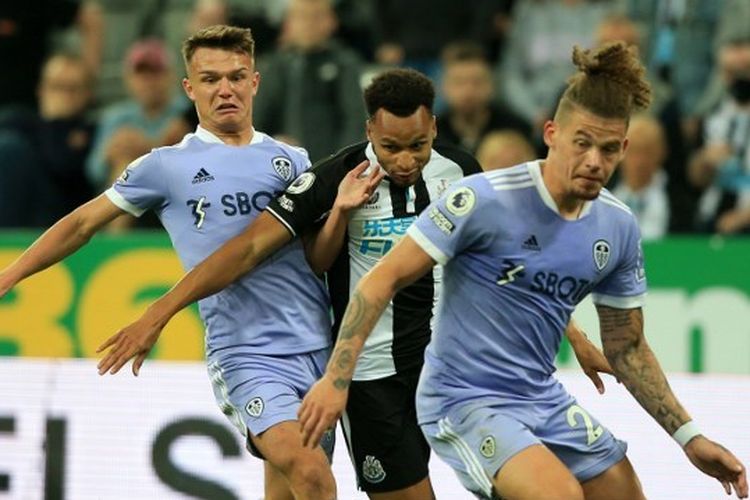 Gelandang Newcastle United Jacob Murphy berduel dengan dua pemain Leeds United Jamie Shackleton (kiri) dan Kalvin Phillips (kanan) pada laga lanjutan Liga Inggris di Stadion St James Park, Sabtu (18/9/2021) dini hari WIB.