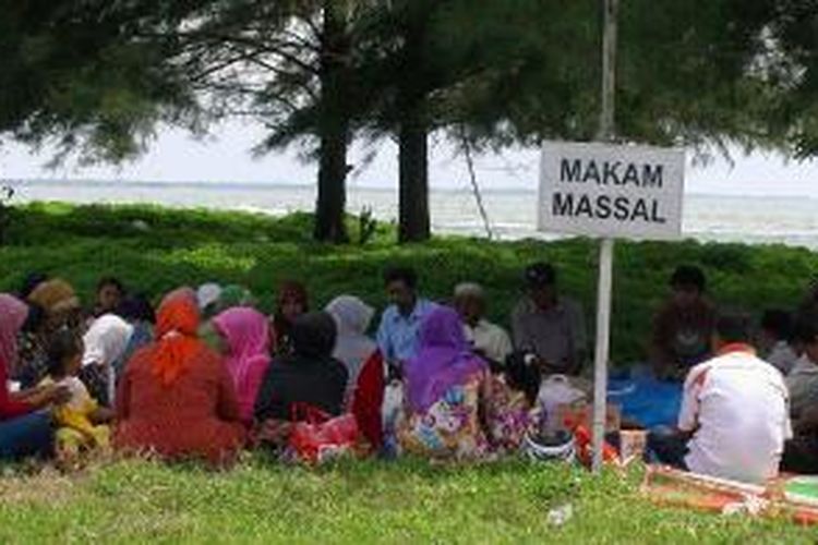 Warga Aceh Barat berziarah ke kuburan massal untuk mendoakan kerabat mereka yang tewas akibat bencana gempa dan tsunami 9 tahun lalu.