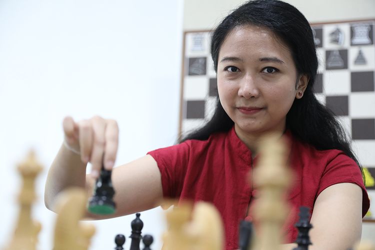 Irene Kharisma Sukandar, pecatur wanita Indonesia yang memiliki gelar Women Grandmaster (WGM) dari Federasi Catur Dunia (FIDE), difoto di Sekolah Catur Utut Adianto di Bekasi, Jawa Barat, Minggu (18/4/2021).