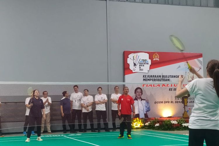 Ketua DPR Puan Maharani dan Menteri Investasi/Kepala Badan Koordinasi Penanaman Modal (BKPM) Bahlil Lahadalia saat bermain bulutangkis bersama di area Sport Center, Kompleks Parlemen Senayan, Jakarta, Selasa (1/11/2022).