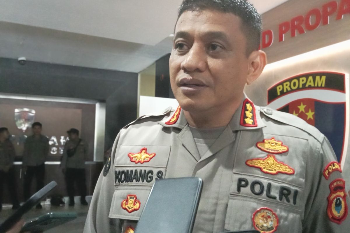 Kabid Humas Polda Sulsel, Kombes Pol Komang Suartana yang diwawancarai awak media saat dikonfirmasi soal dugaan bandar narkoba bayar polisi hingga lepas di Kabupaten Bone, Sulsel. Senin (3/4/2023)