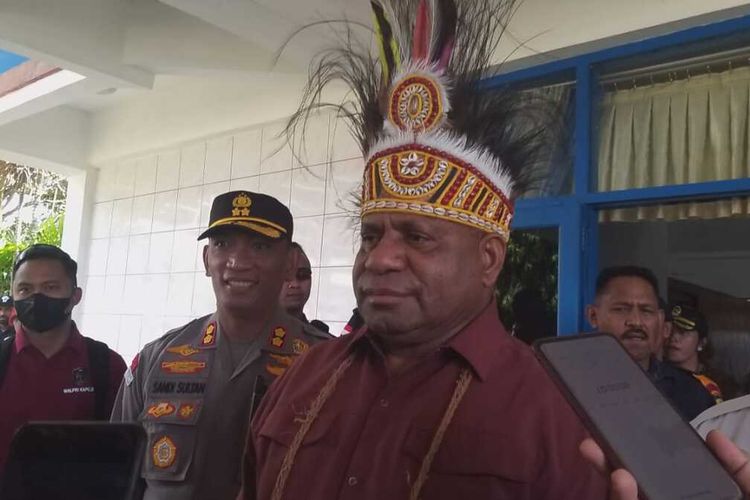 Kapolda Papua Irjen Mathius D Fakhiri Kapolda Papua saat diwawancarai di VIP Bandar Udara Mopah Merauke, Rabu (18/01/2023).