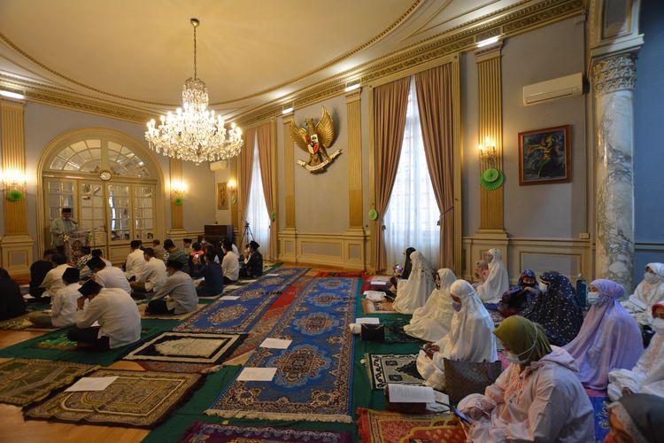 Kegiatan Idul Fitri 1 Syawal 1442 H (2021 M) berupa penyelenggaraan Sholat dan Khutbah Idul Fitri serta Silaturahmi Lebaran Dubes RI Roma.