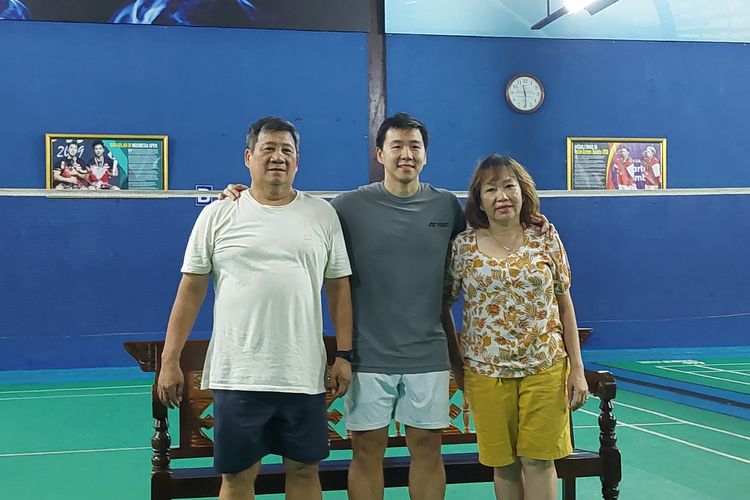 Marcus Fernaldi Gideon bersama kedua orang tuanya berpose usai berbincang dengan media termasuk Kompas.com di Gideon Badminton Academy, Gunung Putri, Bogor, Minggu (10/3/2024).