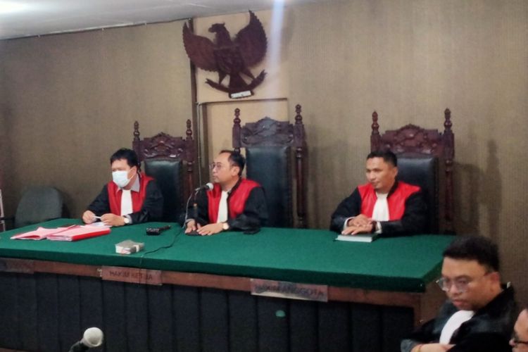 Sidang agenda putusan terhadap tiga terdakwa dalam perkara robot trading Auto Trade Gold (ATG) pada Rabu (17/1/2024) di Pengadilan Negeri Malang Kelas I A ditunda oleh Majelis Hakim. 