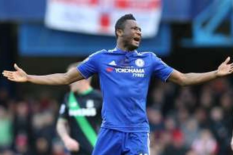 Gelandang Chelsea, John Obi Mikel atau kini Mikel John Obi, bereaksi pada laga kontra Stoke City di Stadion Stamford Bridge, 5 Maret 2015.