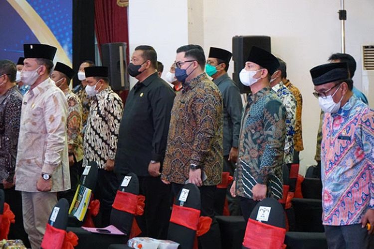  Hanindhito saat mengikuti Rapat Koordinasi Pemberantasan Tindak Pidana Korupsi Terintegrasi bersama kepala daerah se-Jawa Timur. 