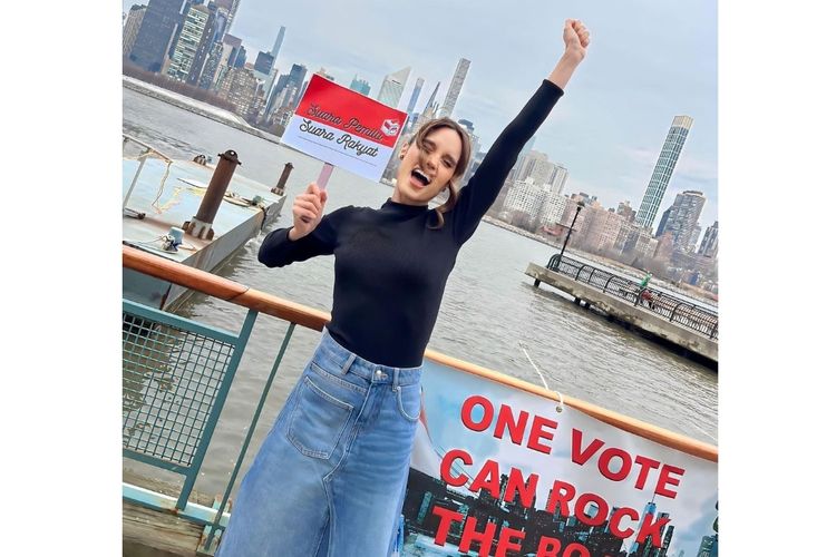 Aktris dan penyanyi Cinta Laura Kiehl seusai menggunakan hak pilihnya di New York, Amerika Serikat.