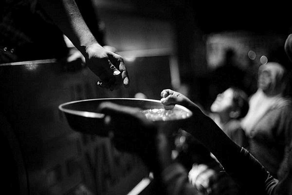 Bocah pengungsi dari Suriah menerima piring berisi jatah makanan di kamp pengungsi Azaz di dekat perbatasan Suriah-Turki, Minggu (7/10). Puluhan warga Suriah mengungsi ke Turki sejak pecah konflik bersenjata antara pasukan oposisi dan tentara Pemerintah Suriah. 