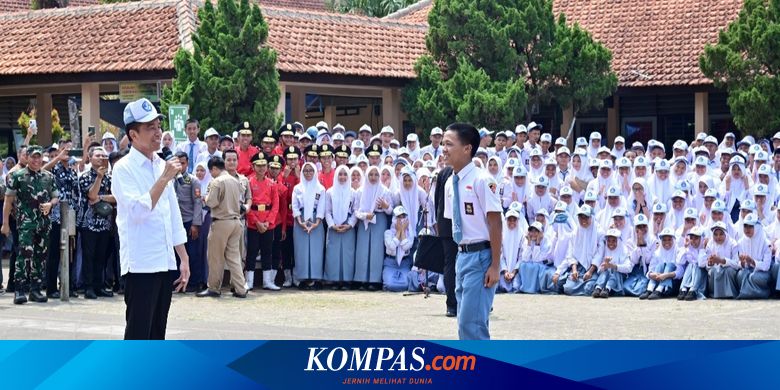 Saat Jokowi Pinjam Topi Siswa karena Kepanasan di Pekalongan
