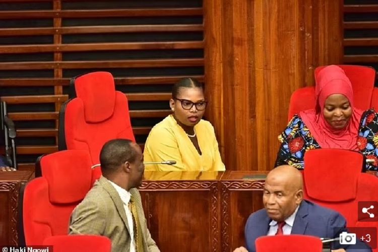 Condester Sichwale (berbaju kuning), anggota parlemen Tanzania yang diusir karena dianggap mengenakan celana panjang yang terlalu ketat.