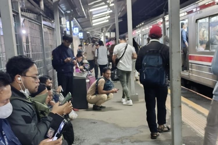 Kondisi penumpang KRL Commuter Line yang tertahan di Stasiun Pondok Ranji akibat gempa di Kabupaten Bekasi, Rabu (20/8/2025).