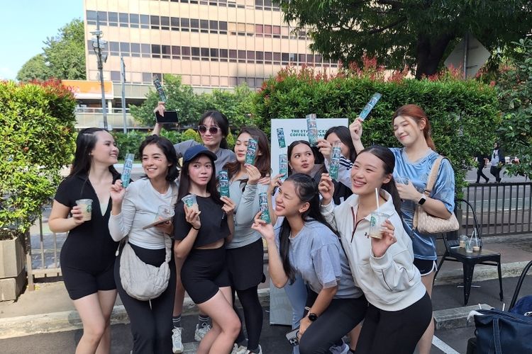Sekelompok anak muda berpose ceria setelah menikmati kopi gratis dan berfoto bersama di photo booth yang disediakan di acara Morning Coffee Party Starbucks.