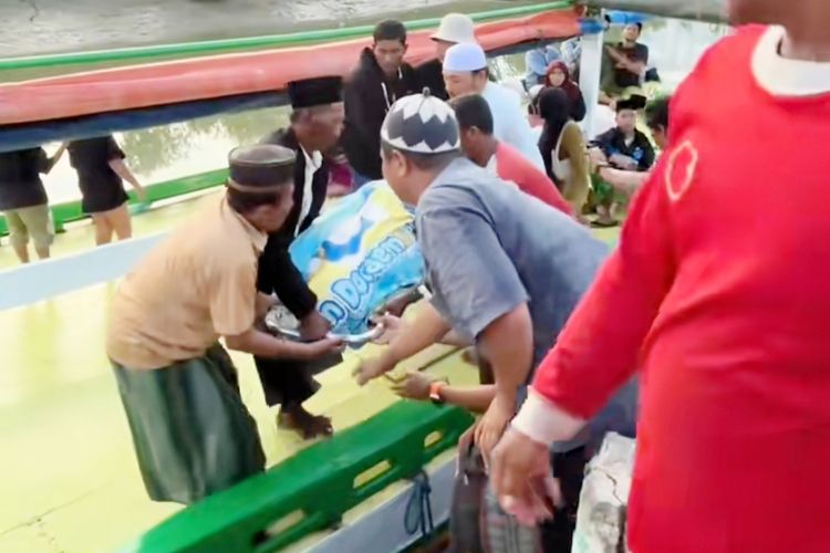 Jenazah Moh Wani saat dibawa pulang ke Pulau Mandangin menggunakan kapal rakyat akibat ambulance boat tak bisa beroperasi, Minggu (6/7/2025). 