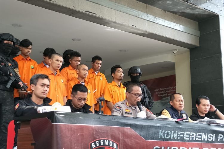 Polisi menangkap sindikat pencuri kendaraan bermotor asal Maringgi, Lampung Timur yang terdiri dari lima orang yakni JS, SH, JD (tiga orang di depan). Foto diambil di Polda Metro Jaya, Jakarta Selatan, Jumat (21/2/2020).