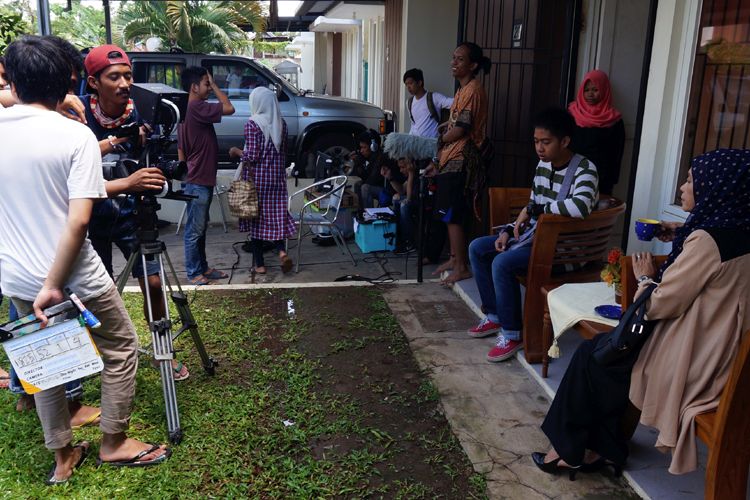 Suasana pengambilan gambar untuk syuting film Cindolo na Tape (Cinta), di Tanjung Bunga, Makassar, Sulawesi Selatan, Rabu (15/2/2017). Industri film di Makassar sedang bergeliat beebrapa tahun terakhir. Puluhan rumah produksi, belasan judul film, sejumlah sineas muda, dan miliaran rupiah lahir dari industri kreatif ini.
Kompas/Saiful Rijal Yunus (JAL)
15-02-2017