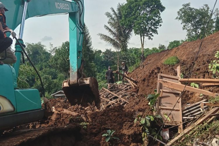 Tim SAR gabungan saat melakukan pencarian korban tertimbun tanah longsor di Cugenang, CIanjur, Jawa Barat, Selasa (22/11/2022). Dilaporkan 36 warga tertimbun dan sejauh ini baru enam orang berhasil ditemukan dalam kondisi meninggal.