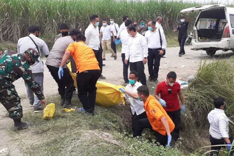 Proses evakuasi korban pembegalan di kebun tebu di PTPN II, Kelurahan Tunggurono, Kecamatan Binjai Timur, Kota Binjai pada Senin (22/2/2021) pagi. Sepeda motor korban dilarikan dan mayatnya dibuang di parit di kebun tebu.
