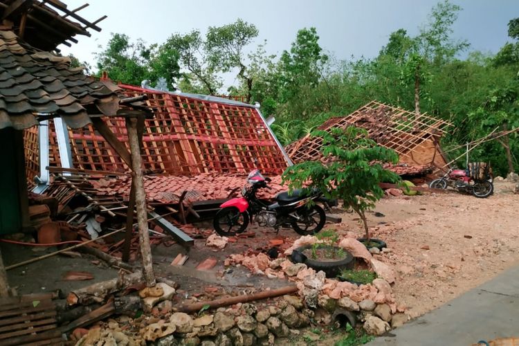 Kondisi sejumlah rumah yang ambruk diterjang angin kencang di Kecamatan Gabus, Grobogan, Jateng, ?Sabtu (17/11/2018).