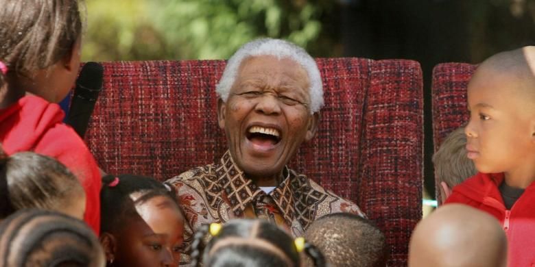 Dalam foto bertanggal 24 Juli 2007, mantan Presiden Afrika Selatan Nelson Mandela, tertawa saat merayakan ulang tahun bersama anak-anak di Nelson Mandela Children's Fund di Johannesburg.