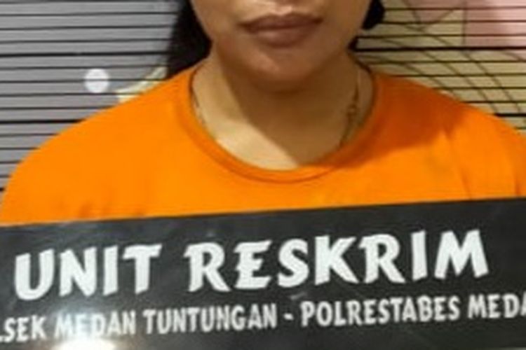 Sintia (21), mahasiswi asal Kota Medan yang terlibat dalam komplotan pencurian sepeda motor ditahan di Polsek Tuntungan pada Jumat (10/1/2025). 