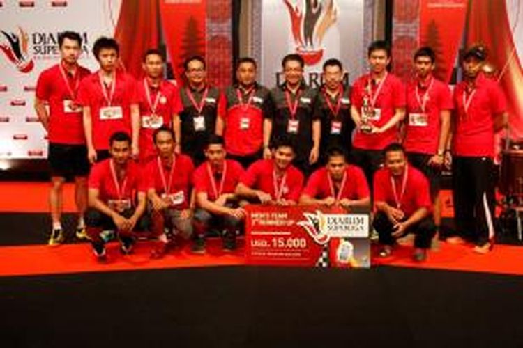 Pemain Jaya Raya Jakarta berpose bersama setelah memastikan raihan tempat ketiga Djarum Superliga Badminton 2015 di GOR Lila Bhuana Denpasar, Bali, Minggu (2/1/2015)