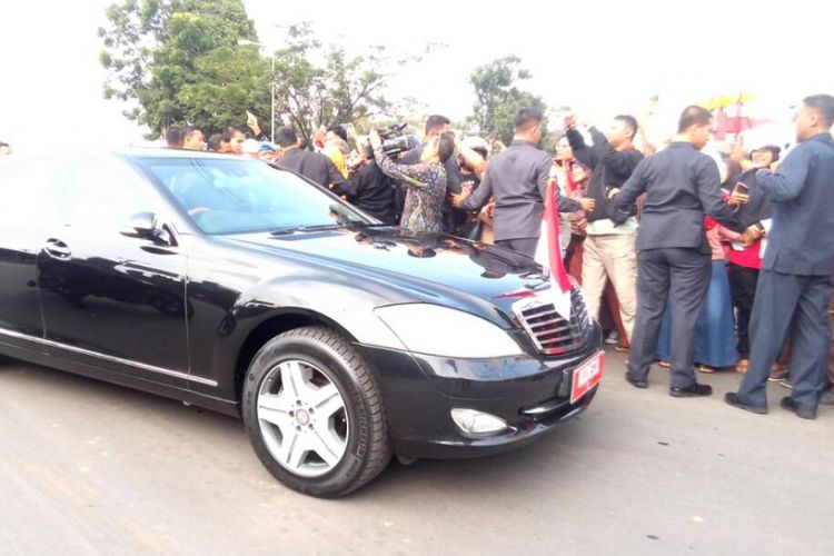 Presiden Joko Widodo tiba di Kota Tasikmalaya disambut warga dan pelajar secara antusias, Jumat (9/6/2017).