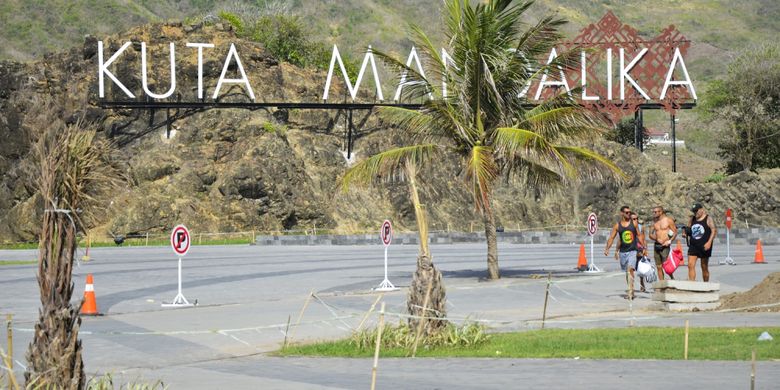 Sejumlah wisatawan berada di Kawasan Ekonomi Khusus (KEK) Mandalika di Pantai Mandalika, Kuta, Praya, Lombok Tengah, NTB, Selasa (10/10/2017).  