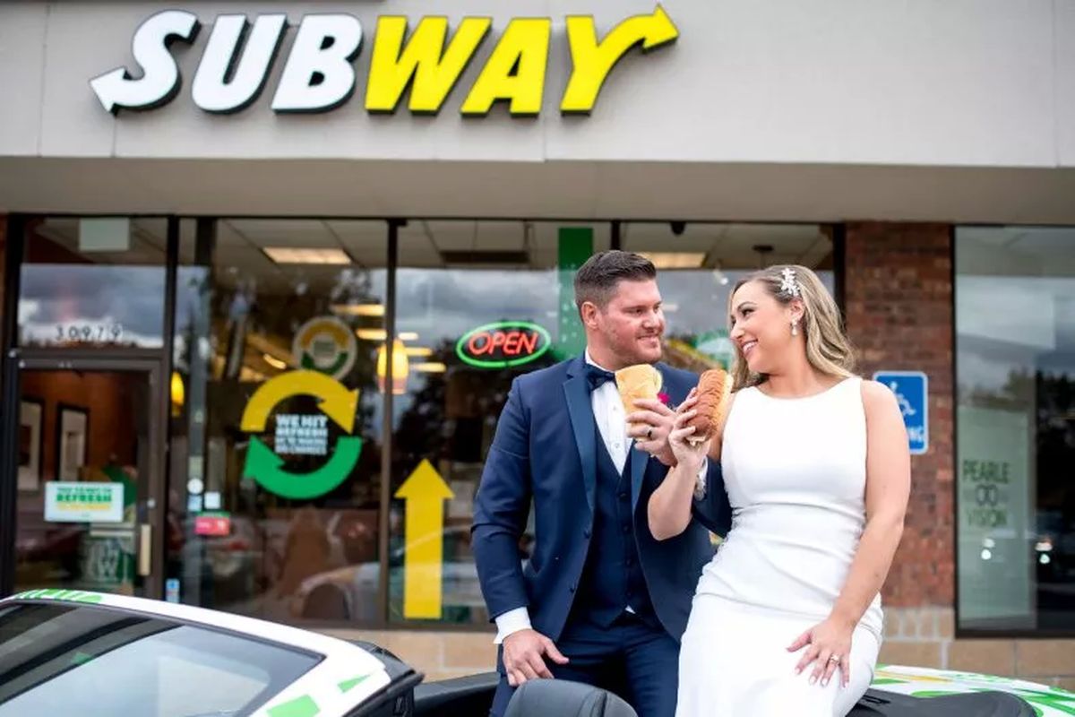 Pasangan Julie Bushart dan Zack Williams untuk pertama kalinya bertemu dalam sebuah kesempatan tak terduga di Restoran Subway di Five Mile Road, Livonia, Michigan.

