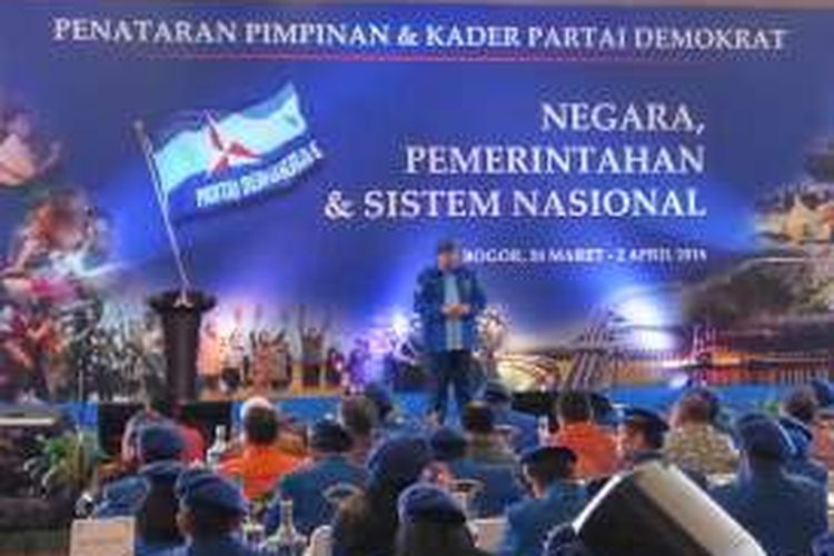 Ketua Umum Partai Demokrat Susilo Bambang Yudhoyono saat memberikan pemaparan di hadapan ratusan kader Partai Demokrat di Hotel Novotel, Bogor, Senin (28/3/2016).