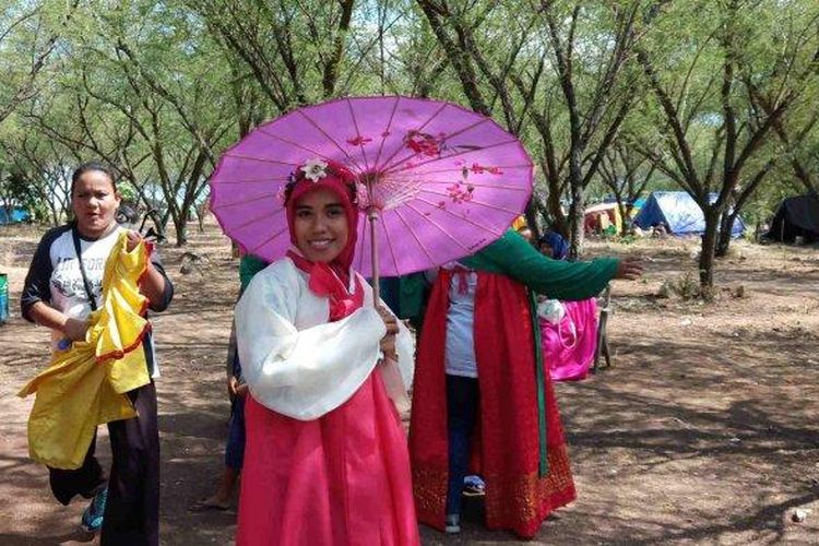 Pengunjung Hutan Kota Kaombona di Kelurahan Talise, mengabadikan momen dengan kostum hanbok korea, Sabtu (3/8/2019) siang.
