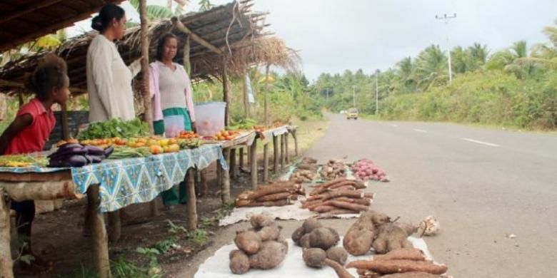 Aneka ubi dan umbi berpotensi menjadi sumber karbohidrat utama masyarakat di Kepulauan Tanimbar, Maluku Tenggara Barat, Maluku. Namun, selama ini ubi dan umbi masih dipanen, dijual, dan diolah dengan cara amat sederhana. Di Pulau Yamdena, September 2014, para petani tampak menggelar dagangan di tepi jalan sebanyak yang mereka hasilkan.