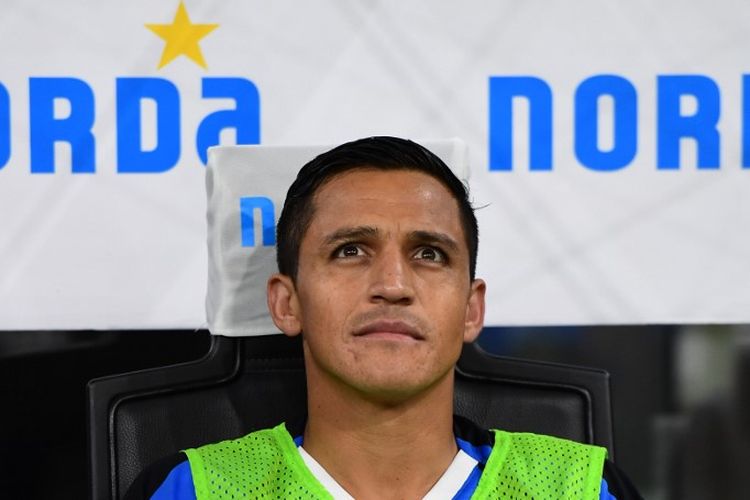 Alexis Sanchez berada di bangku cadangan pada laga Inter Milan vs Udinese di Stadion San Siro dalam lanjutan Serie A, kasta teratas Liga Italia, 14 September 2019.