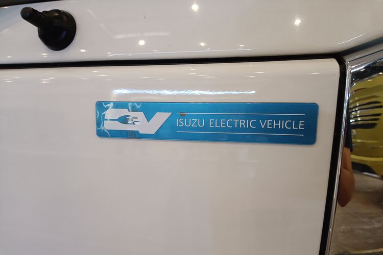 Truk listrik Elf EV di booth Isuzu GIIAS 2022