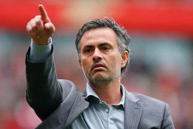 Foto dokumen pada 6 Mei 2007, yang memperlihatkan ekspresi manajer Chelsea, Jose Mourinho, kepada fans usai timnya bermain imbang 1-1 lawan Arsenal di pentas Premier League. Kini, Mourinho kembali membesut Chelsea.