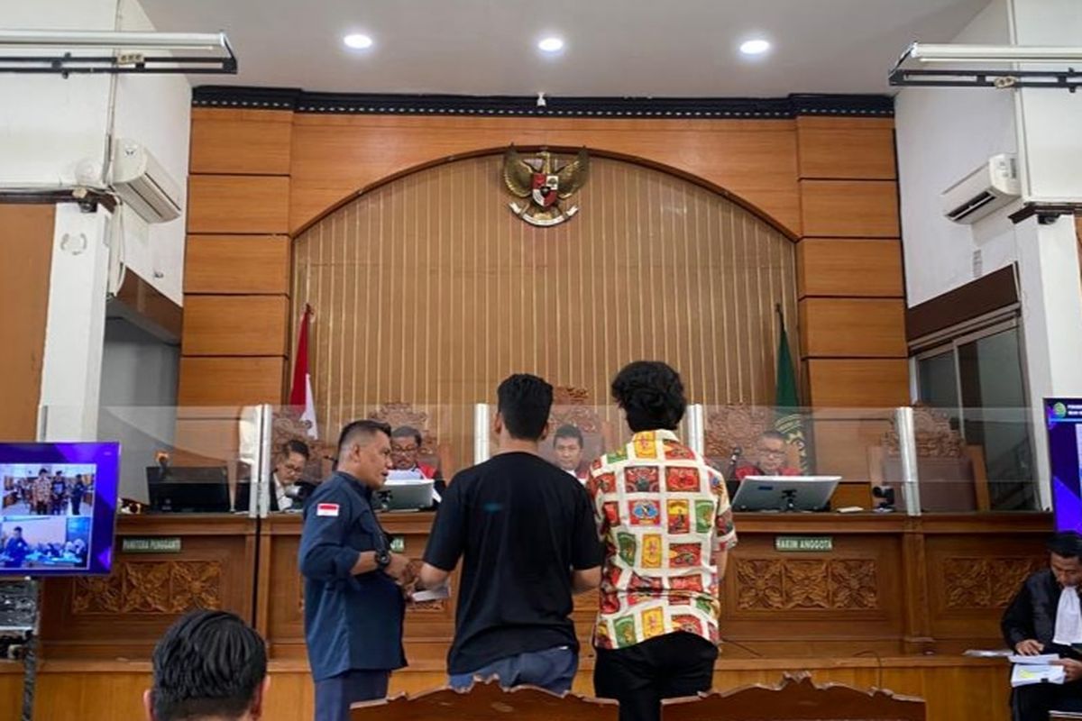 Dua saksi yang dihadirkan dalam kasus penganiayaan D (17) dengan terdakwa Mario Dandy Satriyo (20) dan Shane Lukas (19) di Pengadilan Negeri (PN) Jakarta Selatan digelar tertutup hari ini, Selasa (20/6/2023), yakni Z (kiri) dan A (kanan). 