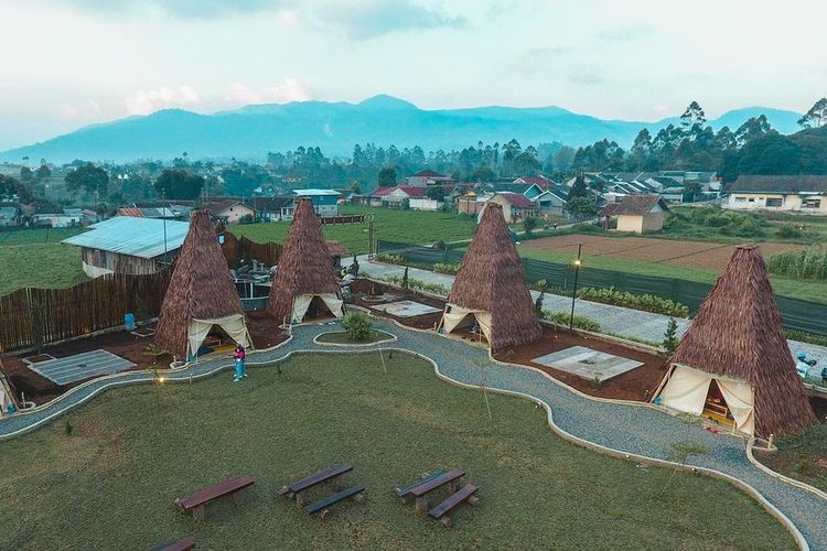 Buana Life Pangalengan, restoran di Pangalengan, Bandung yang mengusung konsep rumah adat Papua. 
