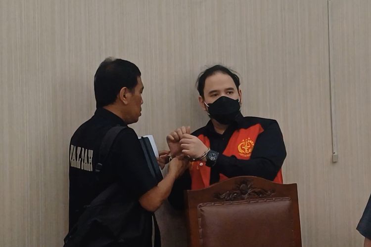 Terdakwa kasus kepemilikan senjata api (senpi) ilegal, Dito Mahendra memakai rompi tahanan di ruang sidang PN Jakarta Selatan, Selasa (19/3/2024).
