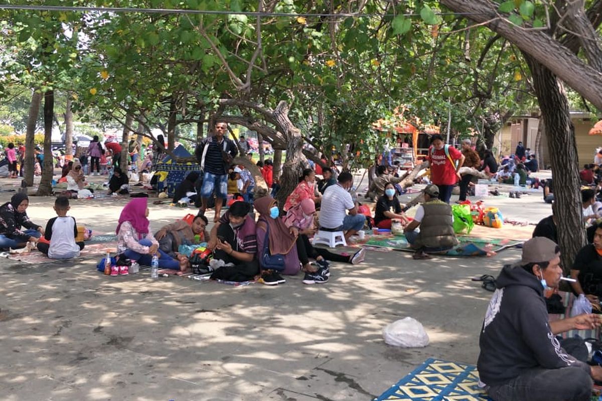 Kawasan wisata Taman Impian Jaya Ancol, tepatnya di Pantai Timur, ramai dikunjungi wisatawan pada hari pertama Idul Fitri, Kamis (13/5/2021).
