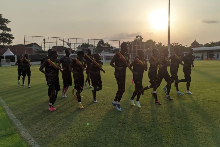 Skuad timnas U17 Mali menjalani latihan di Lapangan Sriwaru, Solo, pada Minggu (12/11/2023) sore WIB. Mali akan menghadapi Spanyol pada matchday kedua Grup B Piala Dunia U17 2023 di Stadion Manahan, Senin (13/11/2023).