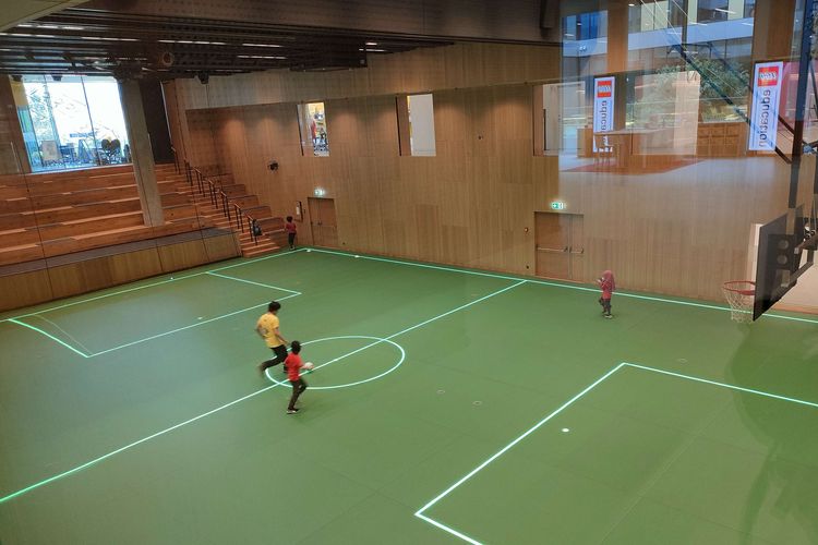 Lapangan futsal indoor di komplek Lego Campus, Billund, Denmark, disediakan bagi karyawan dan tamu untuk berekreasi termasuk di sela jam kerja. Garis penanda lapangan dibentuk dari cahaya, yang dapat berubah menjadi tiga lapangan bulutangkis, atau pun lapangan basket sesuai kebutuhan.