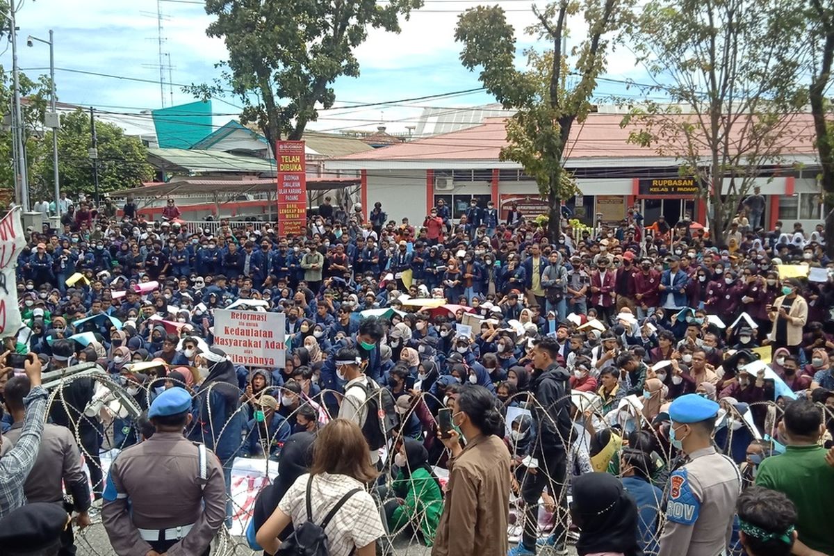 Ratusan mahasiswa berdatangan ke gedung DPRD Sumbar untuk menjalankan aksi demo, Senin (11/4/2022)