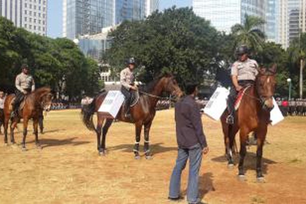 Polisi berkuda ikut simulasi pengamanan Pilkada di Lapangan Direktorat Sabhara Polda Metro Jaya, Jakarta, Senin (3/8/2015).