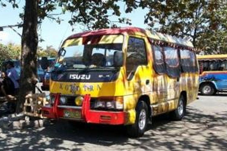 Komotra adalah minibus khusus yang mengantarkan wisatawan dari Central Parkir Kuta ke Pantai Kuta, Badung yang jaraknya sekitar 3 kilometer. 